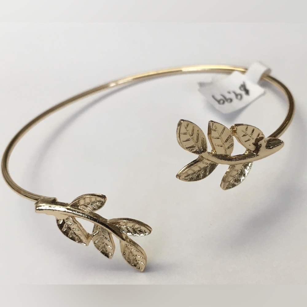 NWOT Gold Wire with Leaves Bracelet